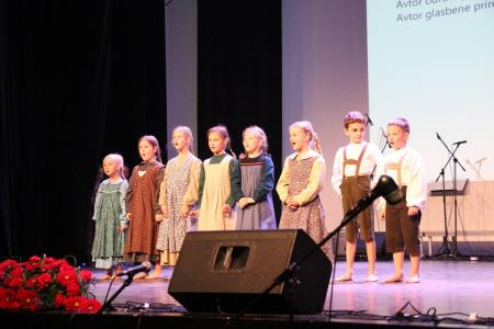 Ples in glasba izpod kamniških planin v izvedbi Folklorne skupine Kamnik in njihovih prijateljev  (9)